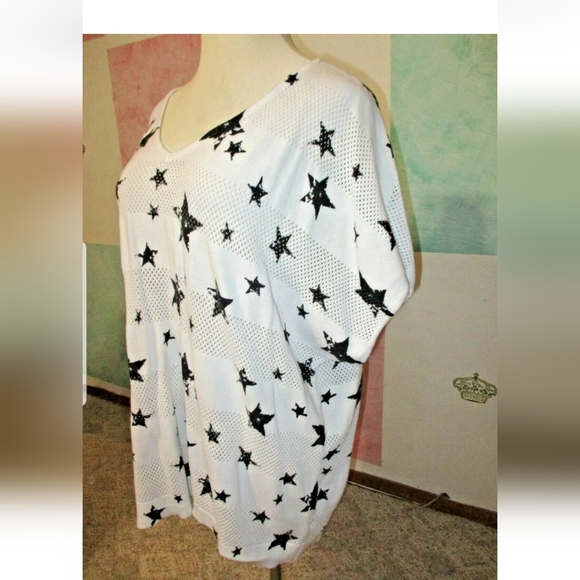 TORRID White w/ Black Stars Solid & Mesh Knit Short Sleeve Stretch Sweater 5 2X - Picture 4 of 4
